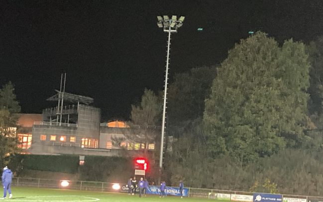 L'un des quatre projecteurs du stade Courtois Fillot a cessé de fonctionner après l'heure de jeu...