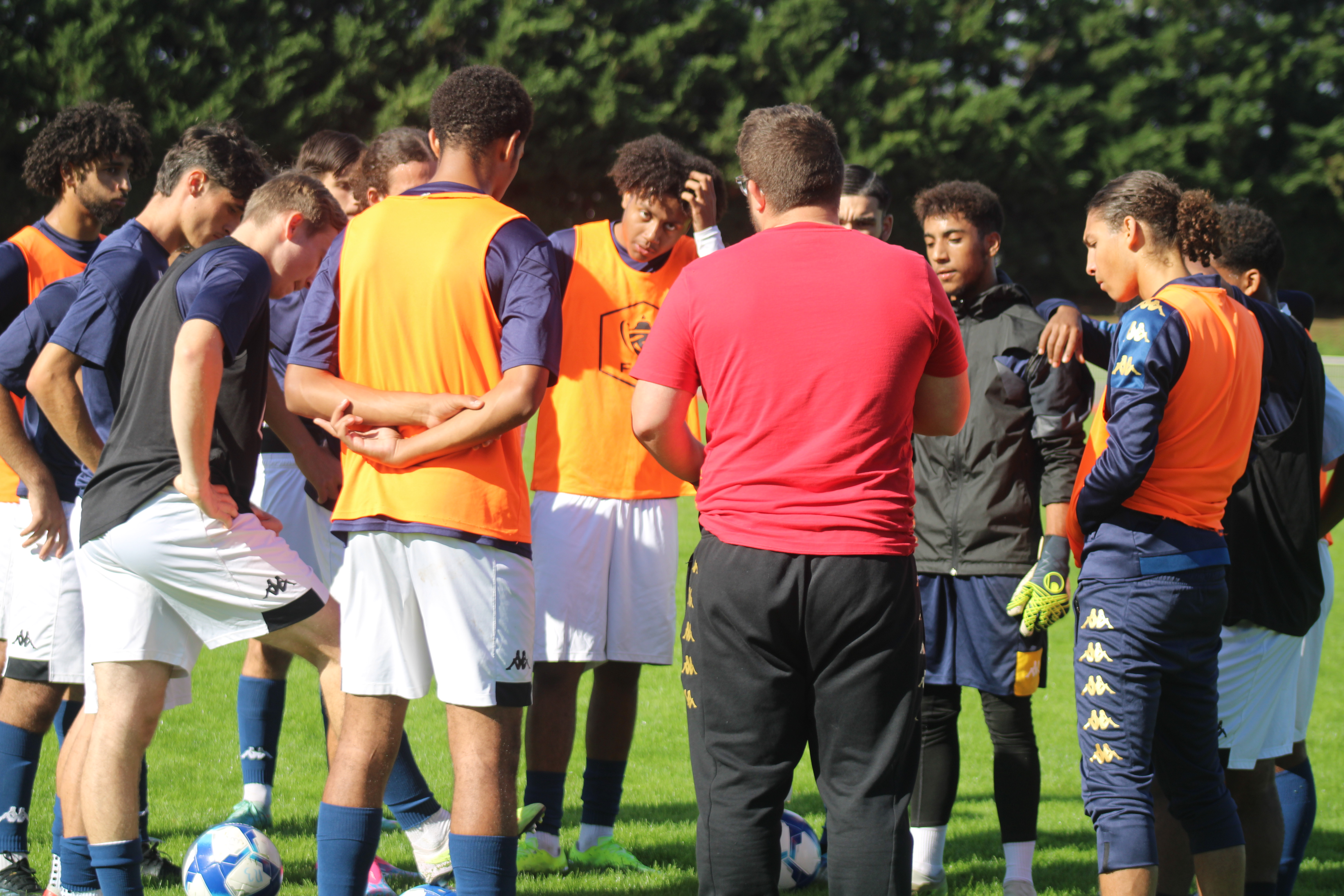 Alex Robinot donne les dernières consignes à ses U20 R1 avant le match face au FCVB