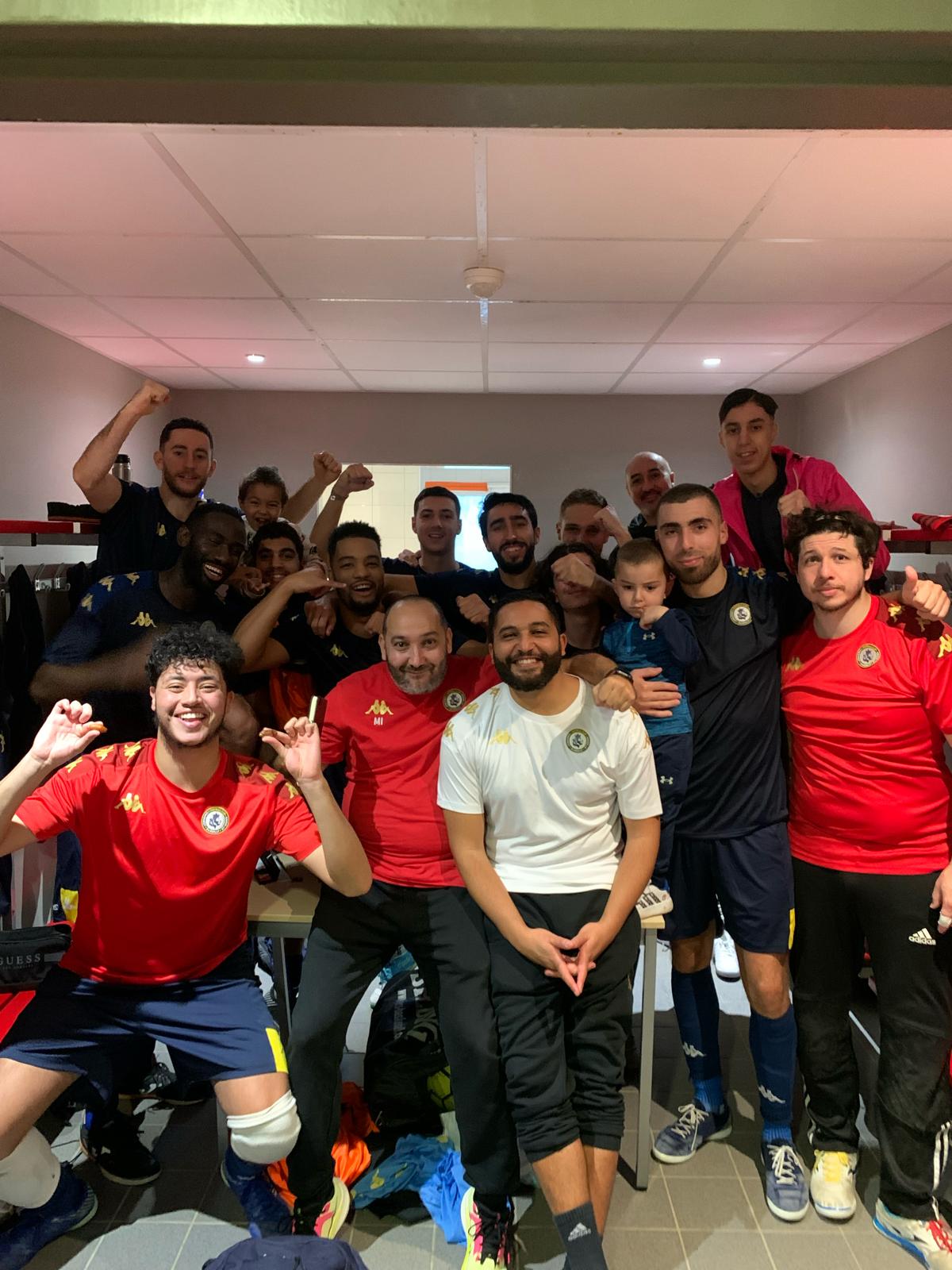 La séniors 1 futsal célèbre sa victoire face à Clermont !